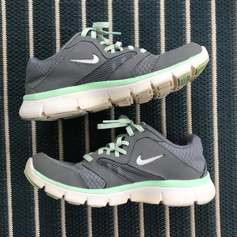 Nike Gray & Mint Tennis Shoes